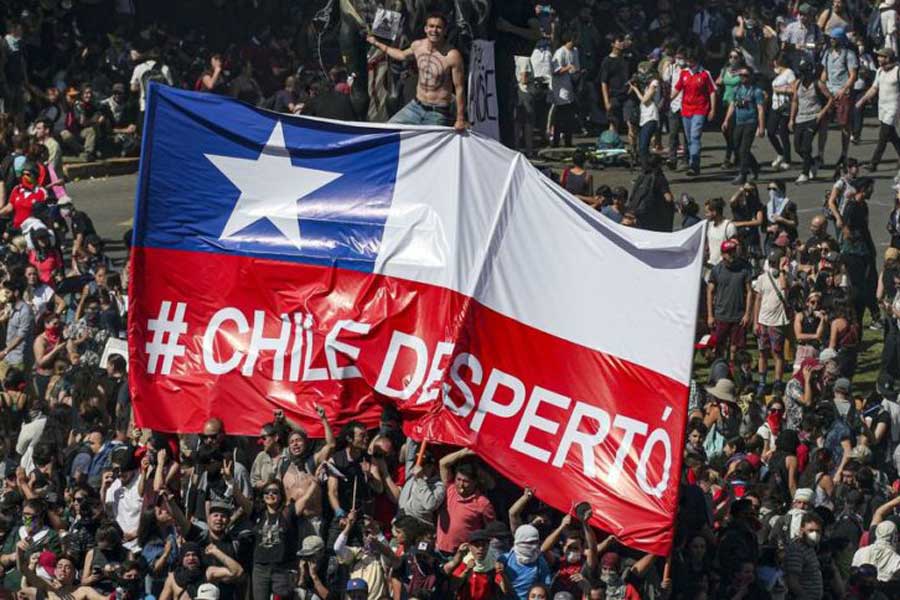 Venta de autos nuevos bajo por protestas