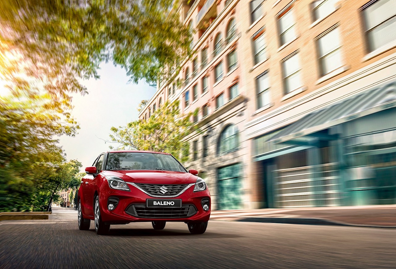 Suzuki Baleno y Suzuki Alto en las calles